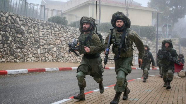 صورة توضيحية: جنود من لواء غولاني يشاركون في مناورة عسكرية في مدينة صفد الشمالية، 12 فبراير 2020. (David Cohen / Flash90)