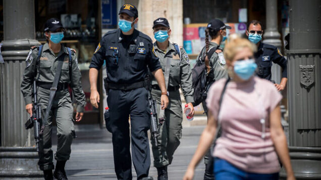 شرطيون إسرائيليون يعملون على تطبيق أنظمة الطورائ في شارع يافا بوسط مدينة القدس، 9 يوليو، 2020. (Yonatan Sindel/Flash90) شرطيون إسرائيليون يعملون على تطبيق أنظمة الطورائ في شارع يافا بوسط مدينة القدس، 9 يوليو، 2020. (Yonatan Sindel/Flash90)