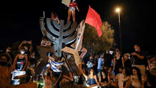 آلاف المتظاهرين يتظاهرون ضد رئيس الوزراء بنيامين نتنياهو خارج الكنيست في القدس، 21 يوليو، 2020. (Olivier Fitoussi/Flash90 )