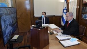 رئيس الوزراء بنيامين نتنياهو في مستهل الجلسة الأسبوعية للحكومة، 19 يوليو، 2020 (GPO)