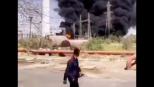 صورة من مقطع فيديو قيل إنه يظهر حريقًا ناجمًا عن انفجار في محطة للطاقة في الأهواز، إيران، 4 يوليو 2020. (Screenshot/Twitter)