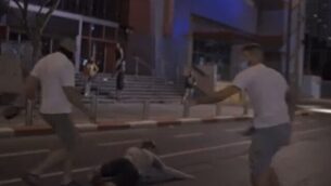 لقطة شاشة من مقطع فيديو يظهر اعتداء أشخاص يُشتبه بأنهم نشطاء يمين متطرف على متظاهرين في تل أبيب، 28 يوليو، 2020.  (Screen grab/Facebook)
