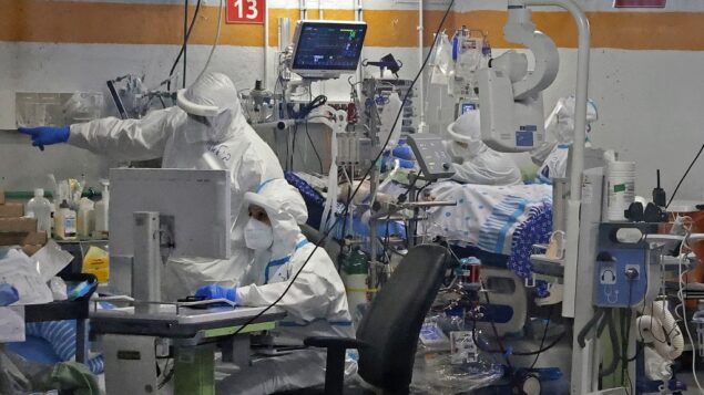 مسعفون يعملون مع مرضى كوفيد-19 في جناح العزل بمركز شيبا الطبي في رمات غان، 29 يوليو 2020. (JACK GUEZ / AFP)