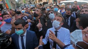 الرئيس الفرنسي إيمانويل ماكرون يتحدث مع الناس أثناء زيارته لحي الجميزة في بيروت، الذي لحقت به أضرار جسيمة بسبب انفجار ضخم في العاصمة اللبنانية، 6 أغسطس 2020. (AFP)