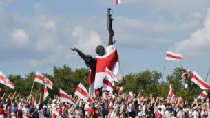 أنصار المعارضة في بيلاروسيا يحملون أعلام بيلاروسيا السابقة باللون الأبيض، الأحمر والأبيض المستخدمة في معارضة الحكومة، خلال مظاهرة في وسط مينسك، 16 أغسطس 2020 (SERGEI GAPON / AFP)