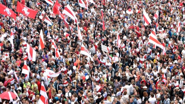 أنصار المعارضة يتجمعون للاحتجاج على نتائج الانتخابات الرئاسية المتنازع عليها في مينسك، 23 أغسطس 2020 (SERGEI GAPON / AFP)
