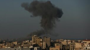 دخان يتصاعد على بعد بعد غارات جوية لطائرات اسرائيلية على أهداف تابعة لحركة حماس بالقرب من مدينة غزة، 28 أغسطس، 2020. (MAHMUD HAMS / AFP)