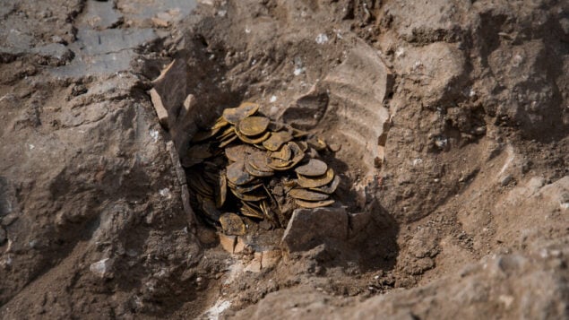 عملات ذهبية تم اكتشافها خلال عمليات تنقيب أثرية في إسرائيل. (Yoli Schwartz/Israel Antiquities Authority) عملات ذهبية تم اكتشافها خلال عمليات تنقيب أثرية في إسرائيل. (Yoli Schwartz/Israel Antiquities Authority)