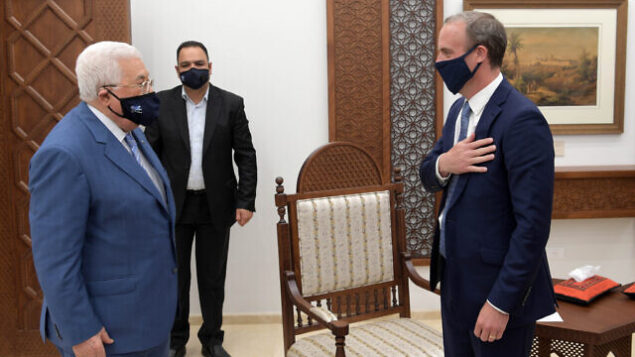 وزير الخارجية البريطاني دومينيك راب (يمين) يلتقي برئيس السلطة الفلسطينية محمود عباس في رام الله بالضفة الغربية، 25 أغسطس، 2020. (WAFA)