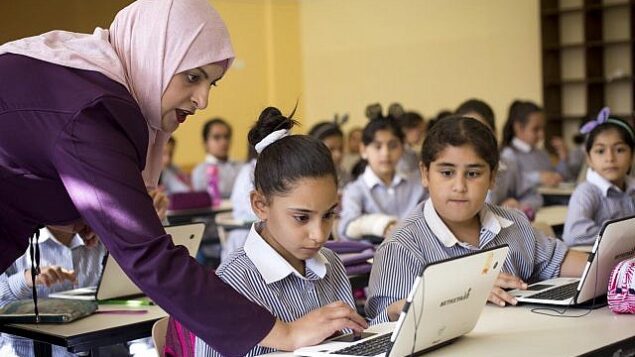 توضيحية: أطفال فلسطينيون يستخدمون أجهزة الكمبيوتر المحمولة في مدرسة ’زياد أبو عين’ في مدينة رام الله بالضفة الغربية، 8 سبتمبر, 2018. (AP Photo / Majdi Mohammed)