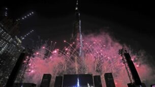 الألعاب النارية امام برج خليفة، أطول مبنى في العالم، خلال حدث للاحتفال بمعرض إكسبو دبي 2020، 20 أكتوبر 2019 (Kamran Jebreili / AP)