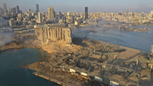 صورة تم التقاطها من طائرة مسيرة لموقع الانفجار الذي هز مرفأ بيروت، لبنان، 5 أغسطس، 2020.(AP/Hussein Malla)