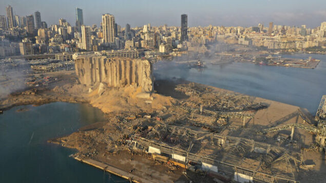 صورة تم التقاطها من طائرة مسيرة لموقع الانفجار الذي هز مرفأ بيروت، لبنان، 5 أغسطس، 2020.(AP/Hussein Malla)