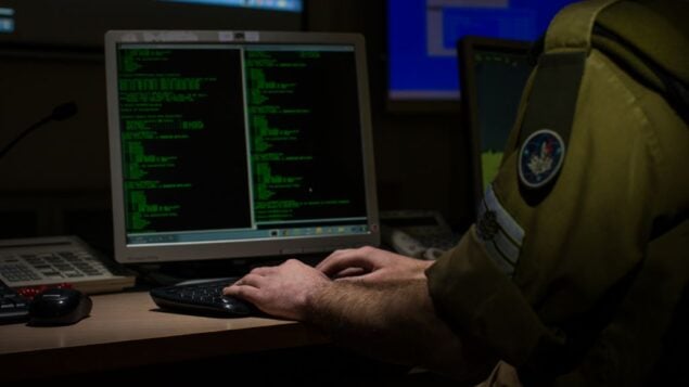 توضيحية. جندي من وحدة C4I في الجيش الإسرائيلي يستخدكم جهاز كمبيوتر. (Israel Defense Forces)