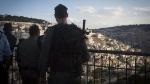 توضيحية: عناصر من شرطة حرس الحدود تقف عند نقطة مراقبة بالقرب من حي سلوان في القدس الشرقية، 30 أكتوبر، 2014.(Miriam Alster/Flash90)