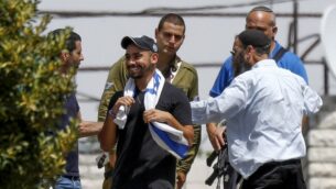 إيلور عزاريا يزور مدينة الخليل في الضفة الغربية بعد اطلاق سراحه من السجن، حيث قضى عقوبة بتهمة القتل غير المتعمد عام 2016 لمعتدي فلسطيني في المدينة خلال خدمته العسكرية، 3 يوليو 2018 (Wisam Hashlamoun/Flash90)