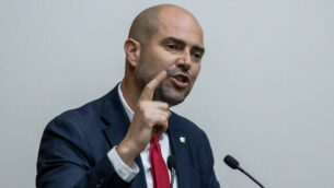 Likud Knesset Member and Justice Minister, Amir Ohana speaks during a discussion on the Security Cameras Law, at the Knesset, in Jerusalem on September 11, 2019. Photo by Yonatan Sindel/Flash90 *** Local Caption *** 
תאריך
כנסת
מליאה
הצבעה
חוק המצלמות
ביבי 
אמיר אוחנה