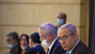 رئيس الوزراء بنيامين نتنياهو (يمين) ووزير الدفاع بيني غانتس في الجلسة الأسبوعية للحكومة في وزارة الخارجية في القدس، 28 يونيو، 2020. (Olivier Fitoussi / Flash90)