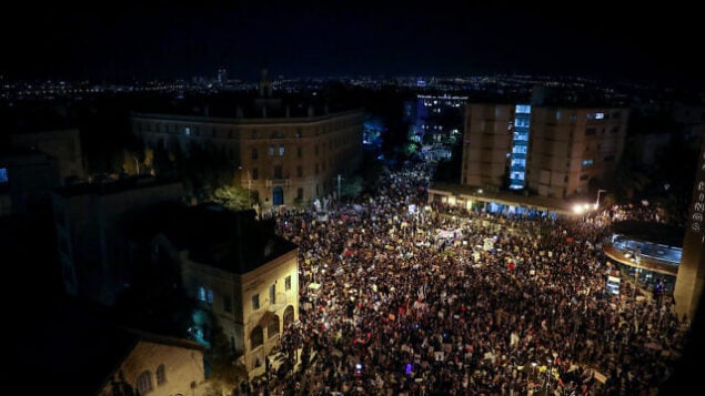 إسرائيليون يتظاهرون ضد رئيس الوزراء بنيامين نتنياهو من أمام منزله في القدس، 1 أغسطس 2020
Yonatan Sindel / Flash90