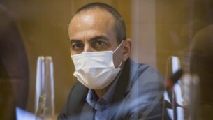 منسق كورونا الوطني روني غامزو خلال جلسة مع رئيس بلدية القدس روني غامزو في مبنى البلدية، 12 أغسطس، 2020 (Olivier Fitoussi/Flash90)