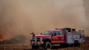 حريق في جنوب إسرائيل بالقرب من الحدود مع قطاع غزة ناجم عن بالونات حارقة اطلقها فلسطينيون، 13 أغسطس 2020 (Yonatan Sindel / Flash90)