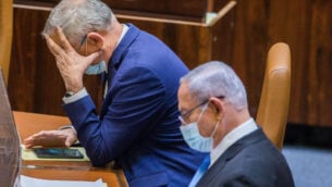 وزير الدفاع بيني غانتس (يسار) ورئيس الوزراء بنيامين نتنياهو خلال تصويت على مشروع قانون لتأجيل الموعد النهائي لإقرار الموازنة النهائية وبالتالي تجنب الانتخابات، في الكنيست، 24 أغسطس، 2020. (Oren Ben Hakoon / POOL)