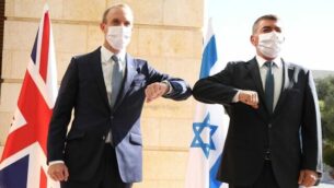 وزير الخارجية البريطاني دومينيك راب (يسار) يلتقي بوزير الخارجية الإسرائيلي غابي أشكنازي في القدس، 25 أغسطس، 2020. (Courtesy / Miri Shimonovich)