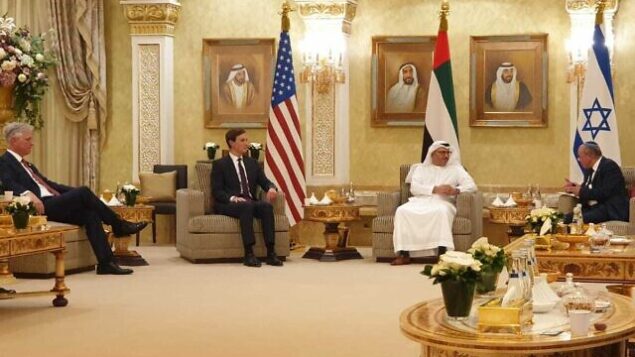 من اليسار، مستشار الأمن القومي الأمريكي روبرت أوبراين، المستشار الأول لإدارة ترامب جاريد كوشنر، وزير الخارجية الإماراتي أنور قرقاش ومستشار الأمن القومي الإسرائيلي مئير بن شبات يجتمعون في أبو ظبي، 31 أغسطس 2020 (Israeli Prime Minister's Office)