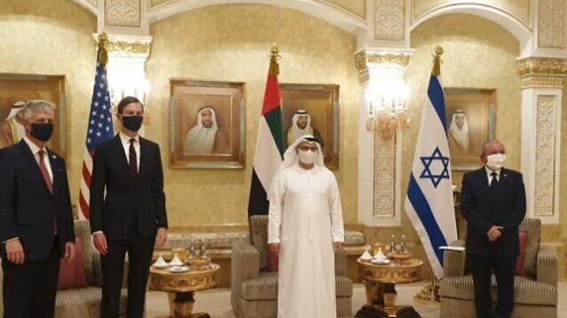 من اليسار، مستشار الأمن القومي الأمريكي روبرت أوبراين، المستشار الأول لإدارة ترامب جاريد كوشنر، وزير الخارجية الإماراتي أنور قرقاش ومستشار الأمن القومي الإسرائيلي مئير بن شبات يجتمعون في أبو ظبي، 31 أغسطس 2020 (Israeli Prime Minister's Office)