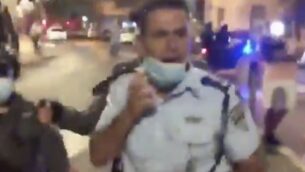 قائد شرطة القدس نيسو غويتا خلال مظاهرة ضد نتنياهو في القدس، 22 اغسطس 2020 (Screen capture: Twitter)