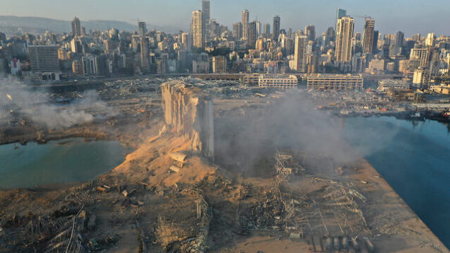 صورة تم التقاطها من طائرة مسيرة لموقع الانفجار الذي هز مرفأ بيروت، لبنان، 5 أغسطس، 2020.(AP/Hussein Malla)