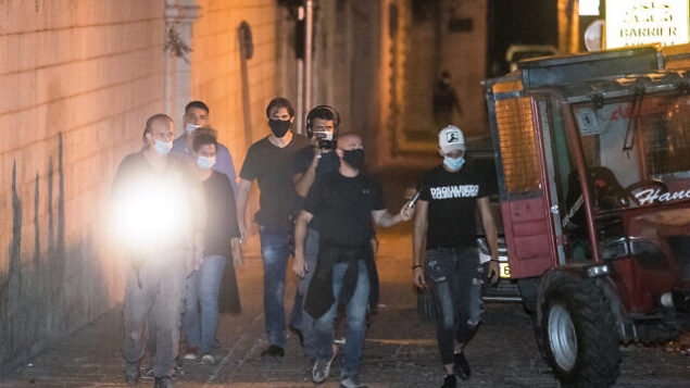 أحد الضباط المتورطين في مقتل إياد حلاق خلال إعادة تمثيب الحادثة في القدس، 26 أغسطس، 2020. (Yonatan Sindel / Flash90)