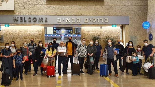 مجموعة من 23 برازيليا هاجروا إلى إسرائيل في رحلة عبر إثيوبيا في مايو 2020. (Olim do Brasil NGO NGO via JTA)
