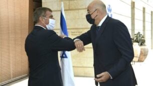 وزير الخارجية اليوناني نيكون دنديس يلتقي بنظيره الإسرائيلي غابي أشكنازي في القدس، 13 أغسطس، 2020. (Twitter)