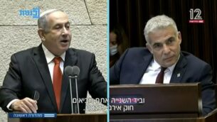 رئيس الوزراء بنيامين نتنياهو وزعيم حزب ’يش عتيد’ يائير لبيد في الكنيست، 12 أغسطس 2020 (Channel 12 screenshot)