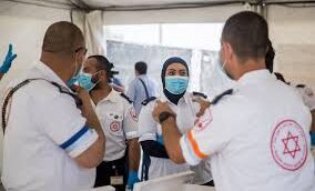 مسعفون من نجمة داوود الحمراء في موقع فحص وجمع عينات لاختبار فيروس كورونا ، عند مدخل حي جبل المكبر في القدس الشرقية ، 2 ابريل ، 2020 (Yonatan Sindel / Flash90)