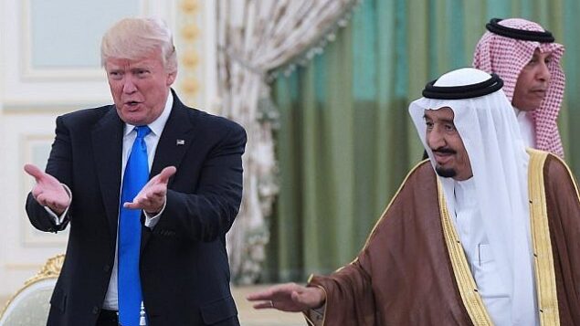 في هذه الصورة من الأرشيف التي تم التقاطها في 20 مايو، 2017، يظهر الرئيس الأمريكي دونالد ترامب (يسار) والملك السعودي سلمان بن عبد العزيز آل سعود في إطار مراسم توقيع في الديوان الملكي السعودي. (Mandel Ngan/AFP)