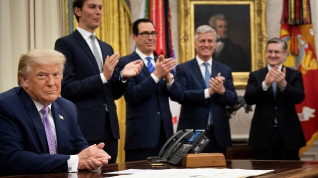 (من اليسار إلى اليمين) مستشار الرئيس الأمريكي جاريد كوشنر، وزير الخزانة الأمريكي ستيفن منوتشين، ومستشار الأمن القومي الأمريكي روبرت أوبراين يصفقون للرئيس الأمريكي دونالد ترامب بعد أن أعلن عن اتفاق بين الإمارات العربية المتحدة وإسرائيل لتطبيع العلاقات الدبلوماسية في البيت الابيض، 13 اغسطس 2020 (Brendan Smialowski / AFP)