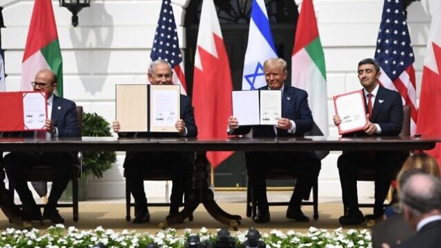 (من اليسار إلى اليمين) وزير الخارجية البحريني عبد اللطيف الزياني، ورئيس الوزراء الإسرائيلي بنيامين نتنياهو، والرئيس الأمريكي دونالد ترامب، ووزير الخارجية الإماراتي عبد الله بن زايد آل نهيان يرفعون الوثائق أثناء مشاركتهم في توقيع ’اتفاقية إبراهيم’ التي تعترف من خلاله البحرين والإمارات العربية المتحدة تعترف بإسرائيل ، في البيت الأبيض في واشنطن العاصمة، 15 سبتمبر، 2020. (SAUL LOEB / AFP)