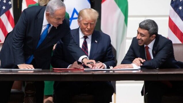 من اليسار إلى اليمين: رئيس الوزراء الإسرائيلي بنيامين نتنياهو والرئيس الأمريكي دونالد ترامب ووزير الخارجية الإماراتي عبد الله بن زايد آل نهيان يشاركون في مراسم التوقيع على ’اتفاقية إبراهيم’ في البيت الأبيض، 15 سبتمبر، 2020. (SAUL LOEB / AFP)