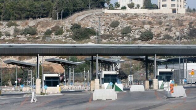 صورة مأخوذة من بيت جالا تظهر الحاجز الإسرائيلي الذي يربط مدينة بيت لحم في الضفة الغربية بالقدس، بعد إغلاقه من قبل السلطات في محاولة لاحتواء انتشار فيروس كورونا الجديد، 19 سبتمبر 2020 (Hazem Bader/AFP)