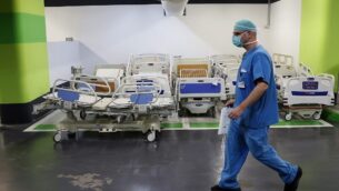 مسعف يعمل في موقف سيارات تحت الأرض في مركز رامبام للرعاية الصحية في حيفا، والذي تم تحويله إلى مركز للعناية المركزة لمرضى فيروس كورونا، 23 سبتمبر 2020. (Jack Guez / AFP)