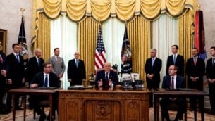الرئيس الأمريكي دونالد ترامب (وسط) يشارك في مراسم التوقيع مع رئيس صربيا ألكسندر فوتشيتش (يسار) ورئيس وزراء كوسوفو عبدالله هوتي (يمين) في المكتب البيضاوي بالبيت الأبيض، 4 سبتمبر 2020 (POOL / GETTY IMAGES NORTH AMERICA / GETTY IMAGES VIA AFP)