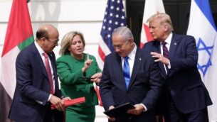 وزير الخارجية البحريني عبد اللطيف بن راشد الزياني، ورئيس الوزراء الإسرائيلي بنيامين نتنياهو، والرئيس الأمريكي دونالد ترامب يشاركون في حفل توقيع ’اتفاقية إبراهيم’ في الحديقة الجنوبية للبيت الأبيض في 15 سبتمبر، 2020، في واشنطن العاصمة. (Alex Wong/Getty Images/AFP)