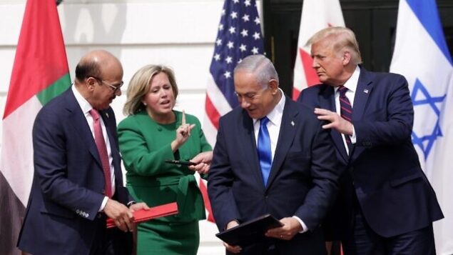 وزير الخارجية البحريني عبد اللطيف بن راشد الزياني، ورئيس الوزراء الإسرائيلي بنيامين نتنياهو، والرئيس الأمريكي دونالد ترامب يشاركون في حفل توقيع ’اتفاقية إبراهيم’ في الحديقة الجنوبية للبيت الأبيض في 15 سبتمبر، 2020، في واشنطن العاصمة. (Alex Wong/Getty Images/AFP) وزير الخارجية البحريني عبد اللطيف بن راشد الزياني، ورئيس الوزراء الإسرائيلي بنيامين نتنياهو، والرئيس الأمريكي دونالد ترامب يشاركون في حفل توقيع ’اتفاقية إبراهيم’ في الحديقة الجنوبية للبيت الأبيض في 15 سبتمبر، 2020، في واشنطن العاصمة. (Alex Wong/Getty Images/AFP)