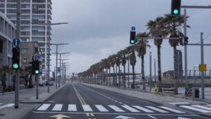 في هذه الصورة من تاريخ 11 أبريل، 2020، يظهر متنزه الواجهة البحرية تل أبيب وطريق رئيسي خاليين من المركبات والمشاة خلال إغلاق فرضته الحكومة للمساعدة في وقف نشر فيروس كورونا في تل أبيب.(AP Photo/Oded Balilty)