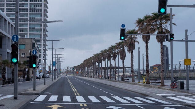 في هذه الصورة من تاريخ 11 أبريل، 2020، يظهر متنزه الواجهة البحرية تل أبيب وطريق رئيسي خاليين من المركبات والمشاة خلال إغلاق فرضته الحكومة للمساعدة في وقف نشر فيروس كورونا في تل أبيب.(AP Photo/Oded Balilty)