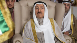 في هذه الصورة من الأرشيف بتاريخ 31 مارس 2019، يظهر أمير الكويت الشيخ صباح الأحمد الصباح خلال حضوره لافتتاح القمة العربية الثلاثين في تونس العاصمة.(Fethi Belaid/Pool Photo via AP, File)