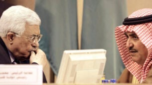 رئيس السلطة الفلسطينية محمود عباس ، من اليسار ، يستمع لوزير الخارجية البحريني آنذاك خالد بن أحمد آل خليفة خلال جلسة طارئة لجامعة الدول العربية الطارئة في القاهرة، مصر، 28 مايو، 2016. (AP Photo / Amr Nabil)