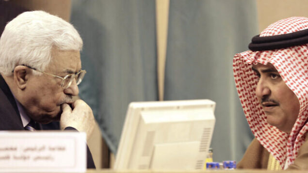 رئيس السلطة الفلسطينية محمود عباس ، من اليسار ، يستمع لوزير الخارجية البحريني آنذاك خالد بن أحمد آل خليفة خلال جلسة طارئة لجامعة الدول العربية الطارئة في القاهرة، مصر، 28 مايو، 2016. (AP Photo / Amr Nabil) رئيس السلطة الفلسطينية محمود عباس ، من اليسار ، يستمع لوزير الخارجية البحريني آنذاك خالد بن أحمد آل خليفة خلال جلسة طارئة لجامعة الدول العربية الطارئة في القاهرة، مصر، 28 مايو، 2016. (AP Photo / Amr Nabil)
